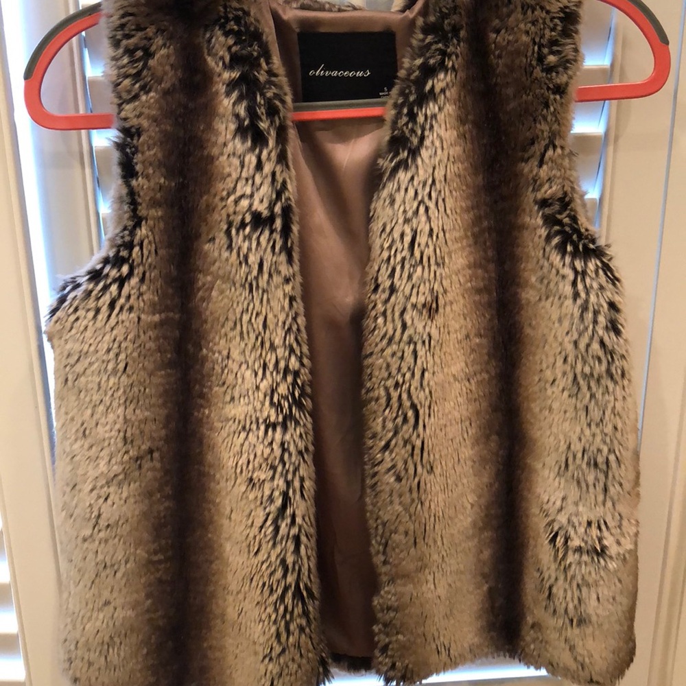Oliviaceous faux fur vest